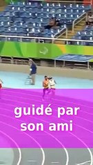 Cette femme cours les yeux fermé guidé par son ami