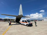 L'ambulanza caricata sull'aereo militare per il trasporto d'emergenza