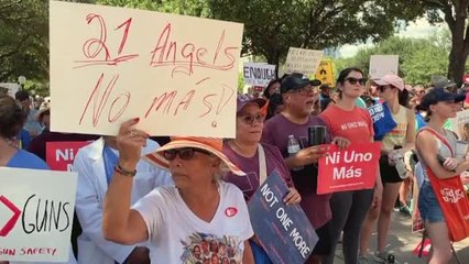 Vecinos de Austin exigen que se eleve de 18 a 21 años la edad parta comprar el rifle semiautomático AR-15
