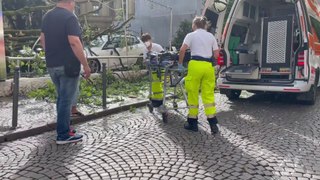 Crolla albero in centro a Bolzano, due feriti.