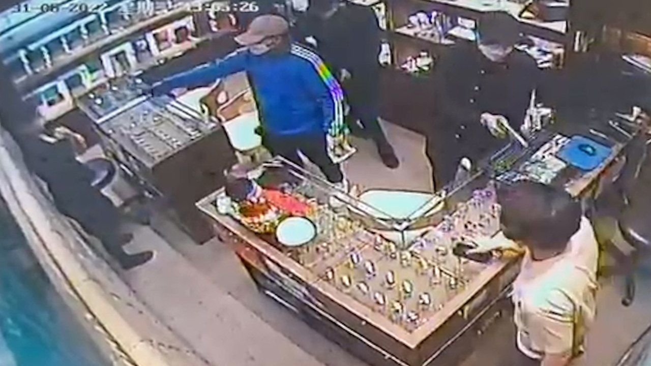 4 armed robbers in Hong Kong hold up Causeway Bay shop at lunchtime, escape with 80 watches