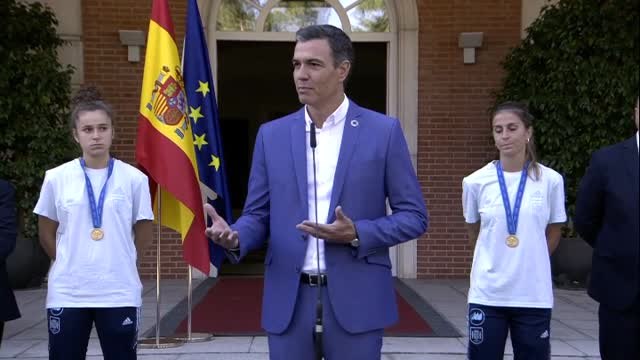 Pedro Sánchez expresa ante las campeonas del mundo sub 20 su compromiso por dignificar el deporte femenino