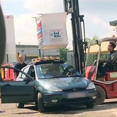 Charger un big bag de sable de 800 kg sur le toit d'une voiture