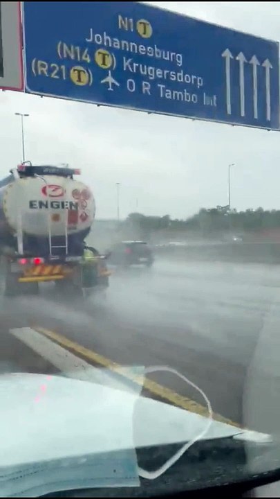 Il roule en caddie accroché derrière un camion sur l'autoroute