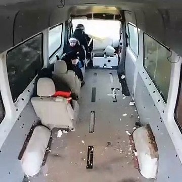 Il passe à travers une camionnette qui roule à toute vitesse