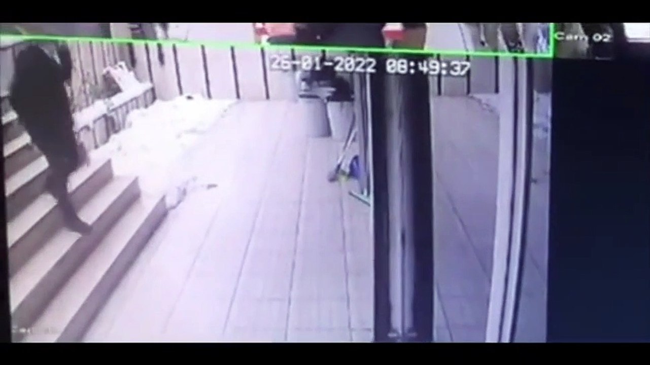 Il tombe dans les escaliers et se retrouve avec le feu aux fesses