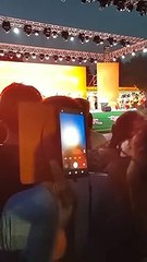 Quand un boomer essaye de prendre des photos pendant un concert