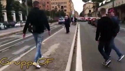 Quand un supporter en scooter nargue les supporters de l'équipe adversaire