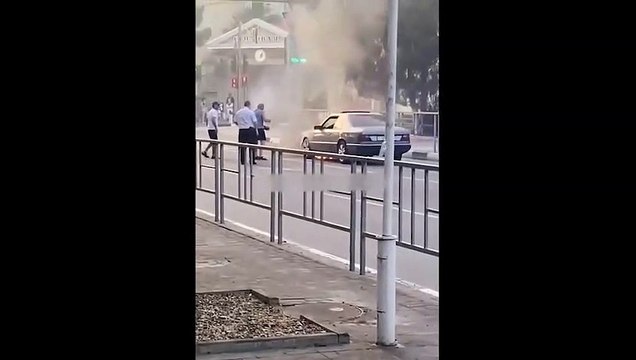 Un boulet fait tomber un extincteur en voulant éteindre le feu d'une voiture