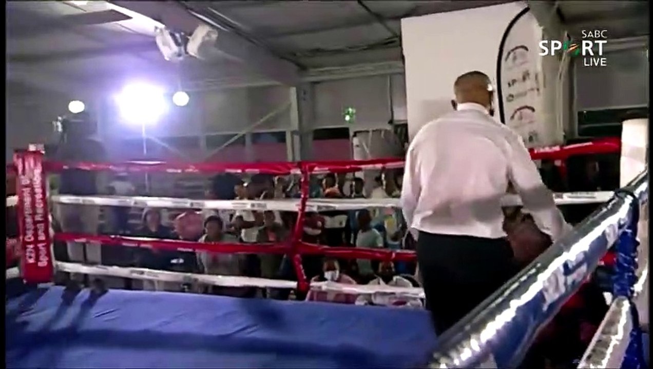 Un boxeur KO continue de boxer dans le vide