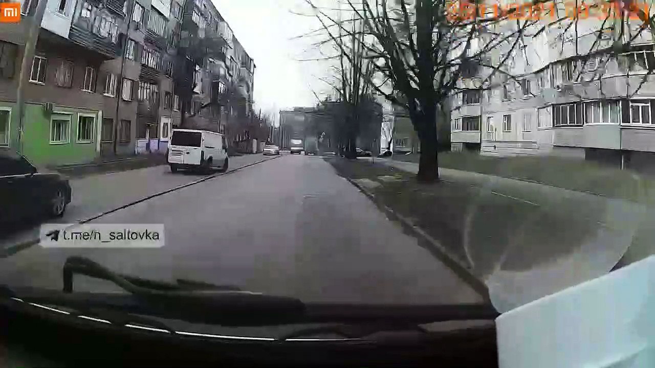 Un départ de feu à l'arrière d'une camionnette avec deux personnes dedans