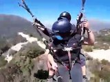 Un instructeur se retrouve suspendu à un parapente