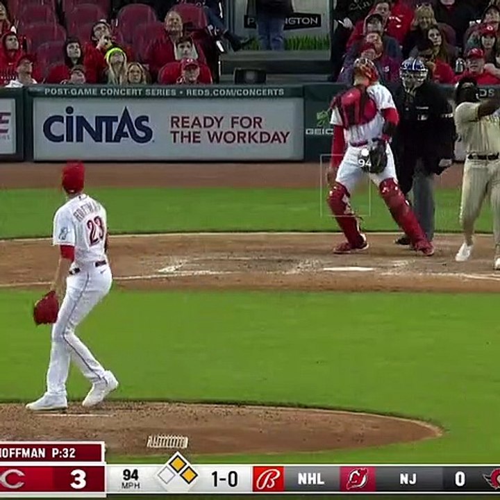 Un papa rattrape une balle de baseball en plein vol alors qu'il donne le biberon