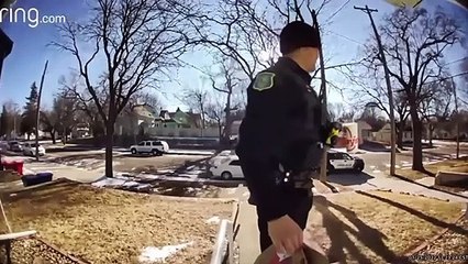 Un policier termine la livraison du livreur qu'il a arrêté