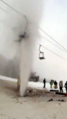 Un skieur se retrouve bloqué sur un télésiège sous une fuite de canalisation