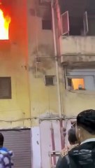 Utiliser un seau d'eau pour éteindre un appartement en feu