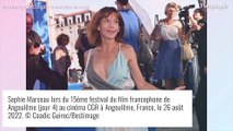 Sophie Marceau séduit dans une combinaison estivale au décolleté plongeant : in love, elle rayonne !