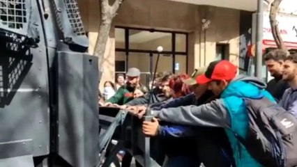 El comunista Juan Grabois, encabeza el ataque a un vehículo policial