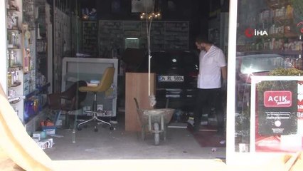 Pedalları karıştıran kadın sürücü eczaneye daldı