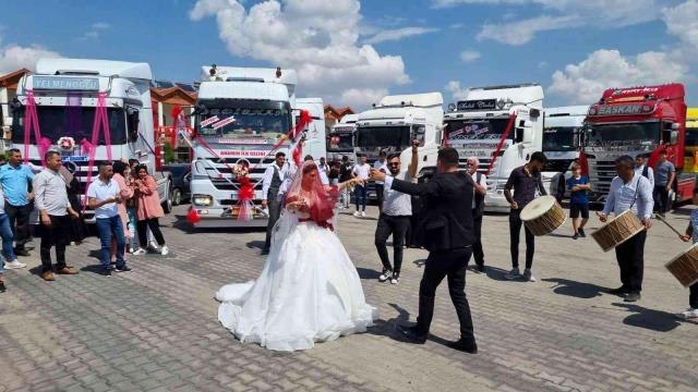 Ekmek teknesi tırını gelin arabası yaptı, düğün konvoyunu gören şaşkınlığını gizleyemedi
