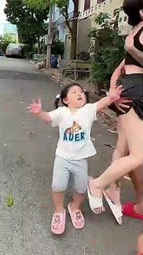 Đu trend nhưng bố chỉ ôm mình mẹ, Bối Bối tức đỏ mặt bật khóc nức nở