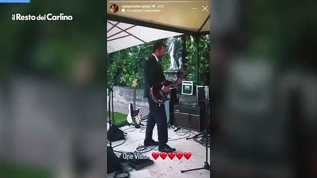 Cesare Cremonini suona al matrimonio del suo amico Ballo
