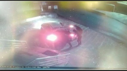 GÜNGÖREN'DE HIRSIZLAR PARA KASASINI CAMDAN AŞAĞI ATIP ÇALDILAR