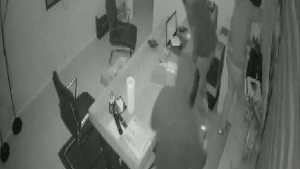 Hırsızlar para kasasını camdan aşağı atıp çaldılar