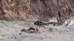 Son dakika haber! LOWER DİR - Pakistan ordusu, Lower Dir bölgesinde selde mahsur kalan bir kişiyi, düzenlediği operasyonla kurtardı