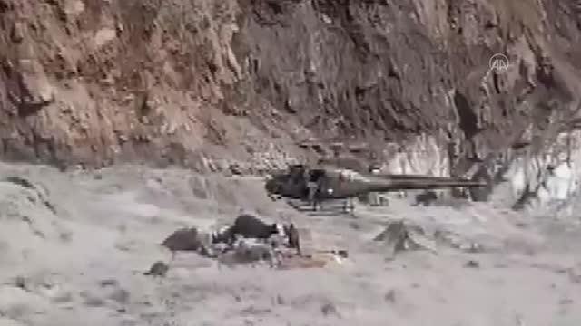Son dakika haber! LOWER DİR - Pakistan ordusu, Lower Dir bölgesinde selde mahsur kalan bir kişiyi, düzenlediği operasyonla kurtardı