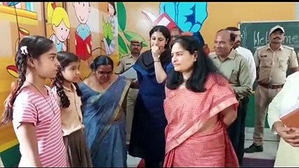 मुख्य सचिव उषा शर्मा ने छात्रा से सुनी कहानी