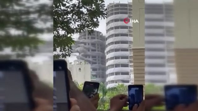 Hindistan’da mahkeme kararıyla 100 metrelik 2 bina yıkıldı