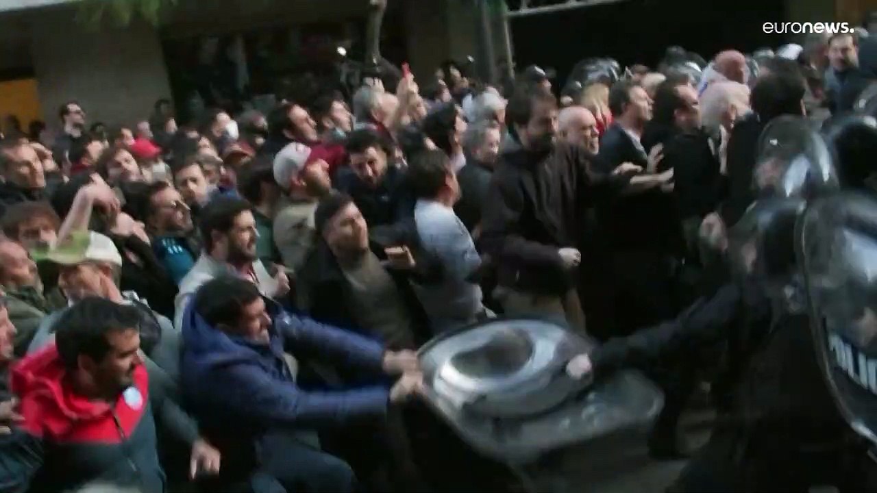 Malos dias, Argentina: Vizepräsidentin 'eingezäunt' - das Volk geht auf die Straße