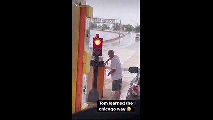 Il démonte la barrière du péage...