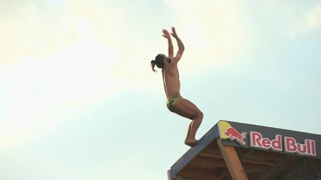 El Cliff Diving World Series de Mostar vuelve a deleitar al público con saltos imposibles