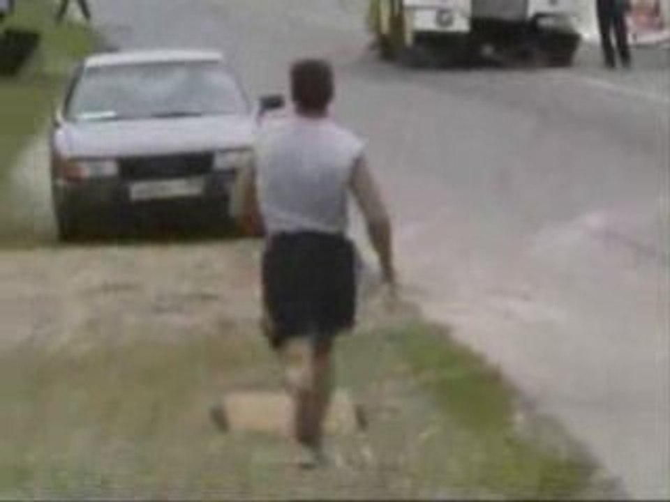 Saut en tremplin par dessus une voiture