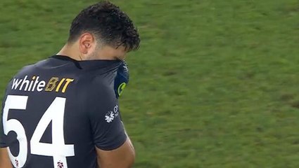 Dev maçtan sonra Galatasaraylı futbolcular, Trabzonspor'un genç kalecisinin yanına koştu