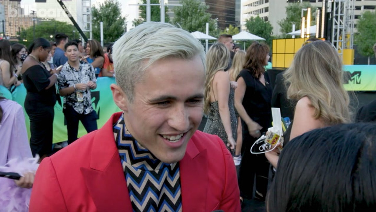 TikTok Star Chris Olsen On Nicki Minaj, Most Iconic VMA Moment, What Music He's Listening to & More | 2022 Video Music Awards
