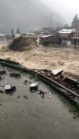 பாகிஸ்தானில் மழை வெள்ளத்தில் அடித்துச் செல்லப்படும் வீடு: வைரல் வீடியோ!!