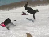 Un journaliste fait un salto percuté par une luge