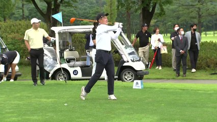 가을비 속 그린에서 열리는 '휠체어 아동 지원' 행사 / YTN