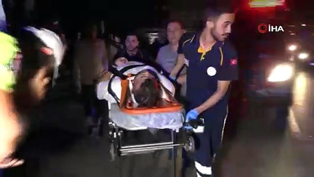 Direksiyon hakimiyetini kaybeden sürücü servis aracıyla ters döndü