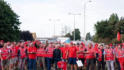 Garbage piles in Scotland raise health concerns amid strikes