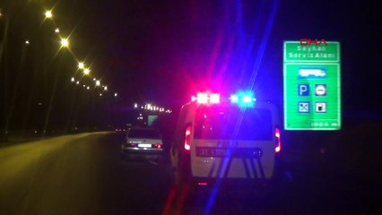 Yakalama kararı olan otomobil ile polisten kaçtılar