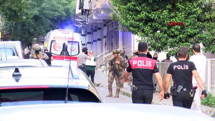 Tartıştığı kişiyi vurup polisle çatıştı! Kendini evine kilitledi