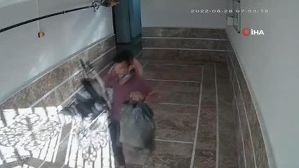 Apartmana giren hırsız daire önündeki bebek arabasını böyle çaldı