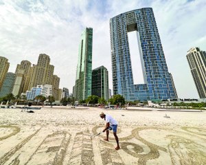 إبداع فني على رمال شواطئ دبي