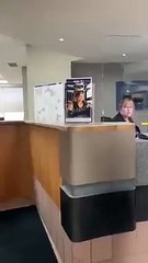 Ministra do Canadá injuriada em público. Justin Trudeau saiu em defesa