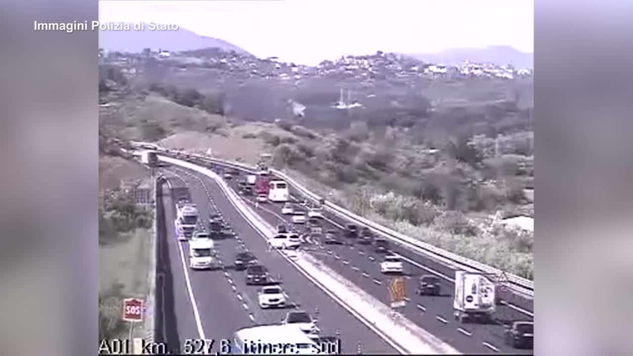 Fa inversione a "U" sull'A1, fermato dalla Polizia