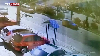 Araç kapısı çarpınca yola savruldu: Seyir halindeki otomobilin altında kaldı